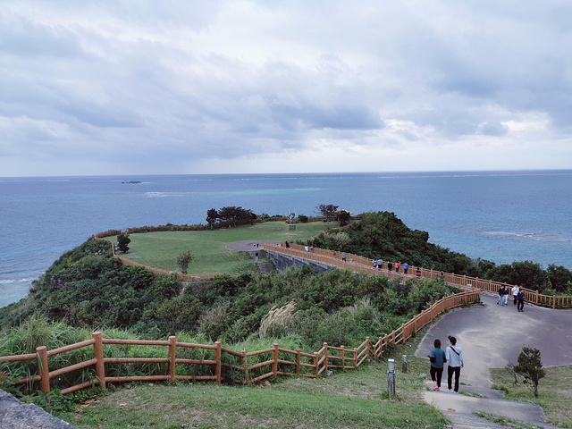 "知念岬公园位于 冲绳 南部，从国际通或汽车总站坐公交很方便，路上大概需要一个小时左右，是比较少..._知念岬公园"的评论图片