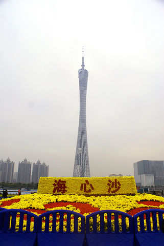 珠江新城的海心沙广场,可以远距离看见广州塔