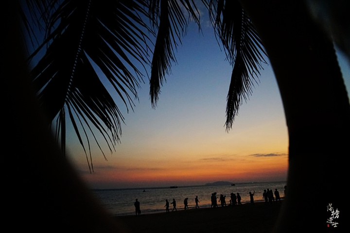 "在这里有三亚最美的夕阳，二十里长的滨海大道依湾绵延，椰树成林西行延伸至天涯湾，椰梦长廊最美的时..._椰梦长廊"的评论图片