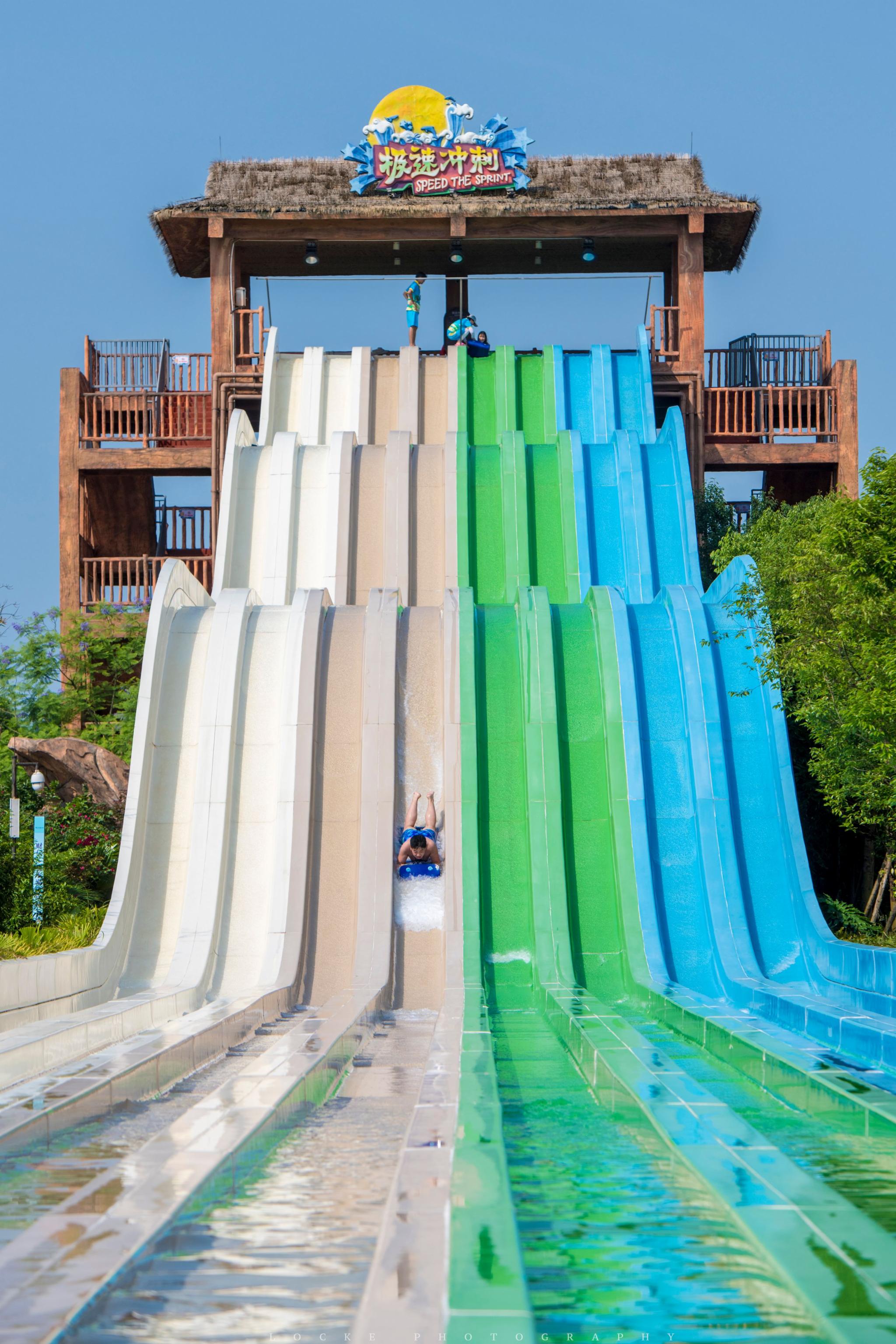 我觉得龙水湖水乐园的服务态度是最好的,进入更衣区以后有专人指引