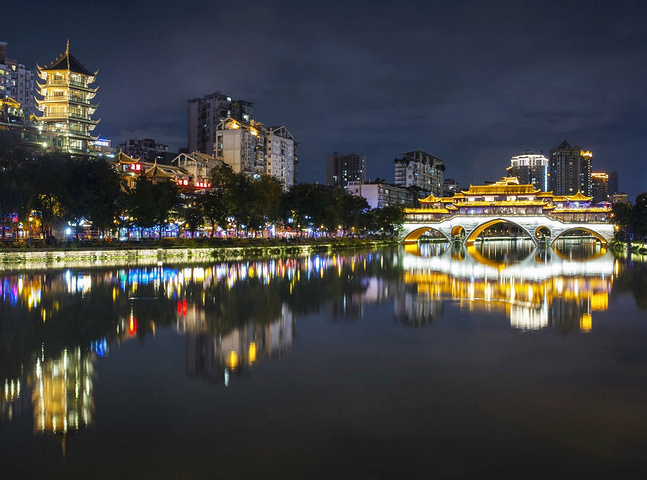 "府南河本身不是什么旅游景点，但成都著名的安顺廊桥就在府南河上，绝对是值得夜游的地方_安顺廊桥"的评论图片