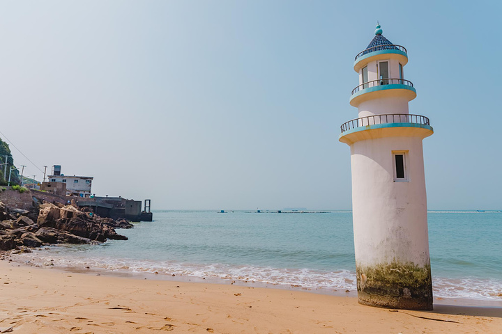 "嵊山岛仅有的沙滩叫大玉湾沙滩，因为伫立着一座灯塔而成为了打卡景点_大玉湾沙滩"的评论图片