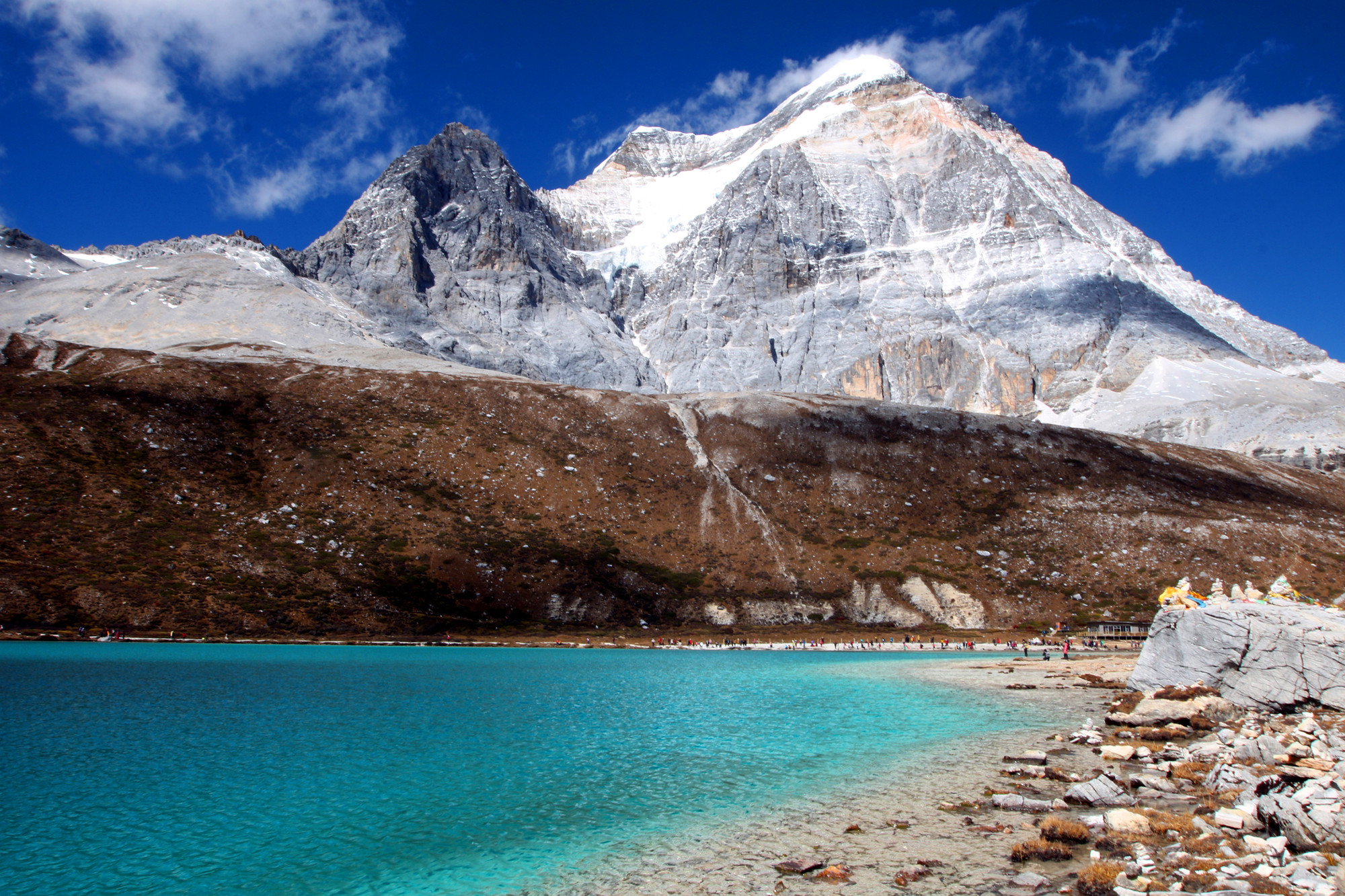 走到央迈勇神山的背后就会到牛奶海但海拔高还要登山马儿也上不去环湖