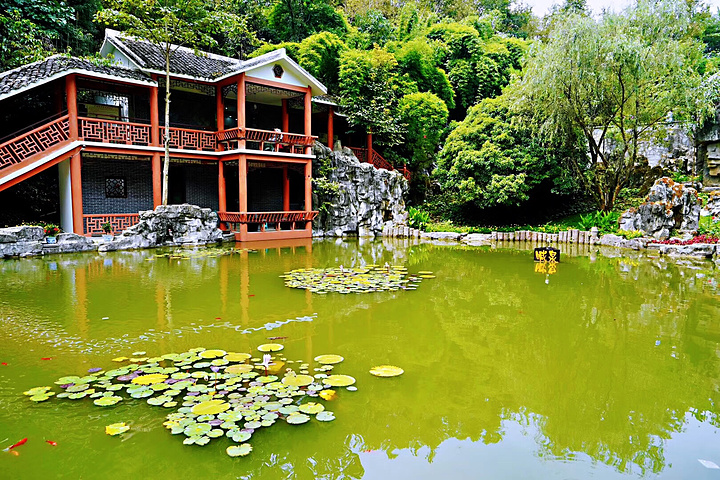 "乘着小船在水洞中游览，夏季的时候十分的凉爽，而且洞里的灯光五颜六色，给我的感觉既梦幻又美好_青岩古镇"的评论图片