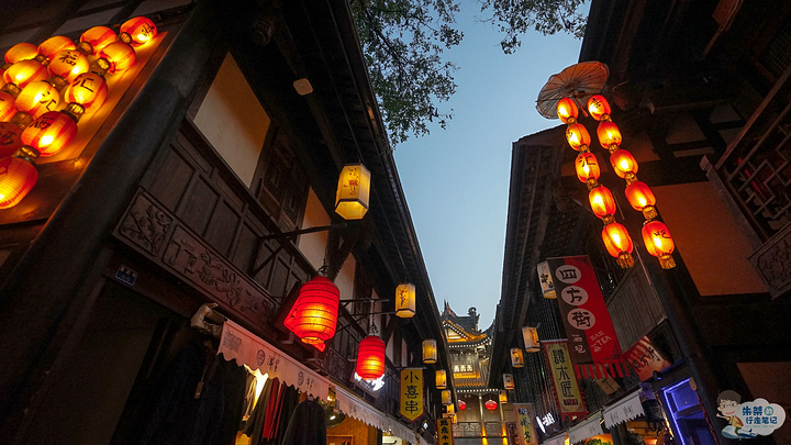 它是集三国文化和川西民俗文化于一体的一条古街_锦里古街"的