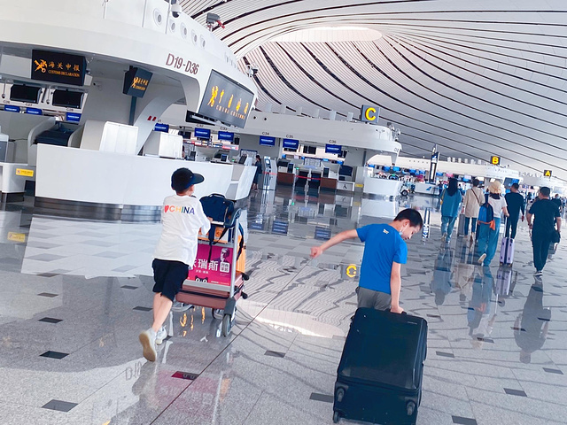 "厦航很靠谱的，一路平稳还提前的抵达了西宁机场，给五星好评！第一次来大兴机场 果然是高大上_北京大兴国际机场"的评论图片
