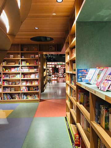 "一共3层，一层基本都是大众文艺，二层主要是儿童书，三层是艺术类图书，包含设计、建筑、音乐、电影等等。_Page One(北京坊店)"的评论图片