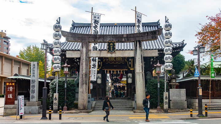 "在栉田神社摆放着节日用的山笠，供人参观。有很多外国人到访，还可以抽中文签_栉田神社"的评论图片