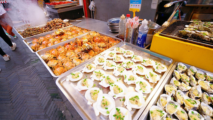 "是台湾和闽南等地区的经典传统小吃，是将海蛎子和鸡蛋混合煎制，一份海蛎煎，足足的海蛎子，鲜嫩可口_厦门市曾厝安美食"的评论图片