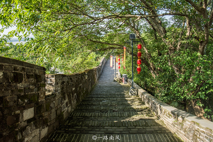 "登上城墙眺望古城内外风光，气象万千，难怪辛弃疾等人词兴、诗兴大发_古城墙"的评论图片