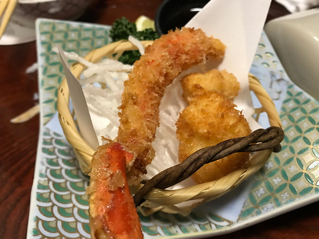 "蟹本家是北海道札幌最有名的蟹料理店铺，在JR札幌站对面就有一家，面积还挺大的，里面是一间一间的小房间_蟹本家(旭川站前店)"的评论图片