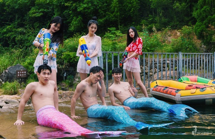 岂料到美女朋友们早就贴心地准备好了男士们的专属道具——美人鱼的