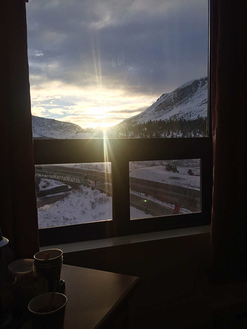 "这么近距离的看雪山。金氏夫妇房间拍的日出。酒店已经很小了。趁着人不多，先来最佳取景地打卡拍照_哥伦比亚冰川"的评论图片