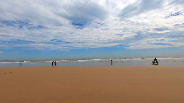 "秋季到日照旅游的人不多，这么美的沙滩游客非常少，可以沙滩上安静欣赏海边风景_吴家台"的评论图片