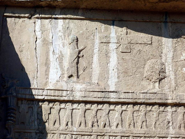 "洛斯达姆遗迹是萨珊王朝时期刻在山壁上的群像，被认为是描述最早的波斯民族英雄洛斯达姆的故事_波斯波利斯"的评论图片