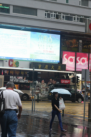 21重庆大厦 许多港片的取景地 里面有不少宾馆 不过人很多 宾馆又不是连锁 所以一直没敢住 关于重 重庆大厦 评论 去哪儿攻略