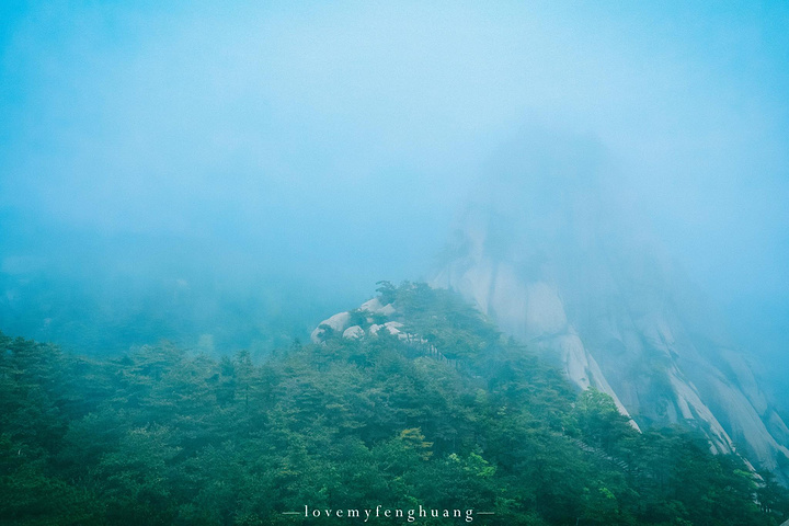 "...，这些远看似古堡魏立的天柱山岩石，在西关群峰垂直节理中非常发育，形成了横看成岭侧成峰的美丽景致_天柱山"的评论图片