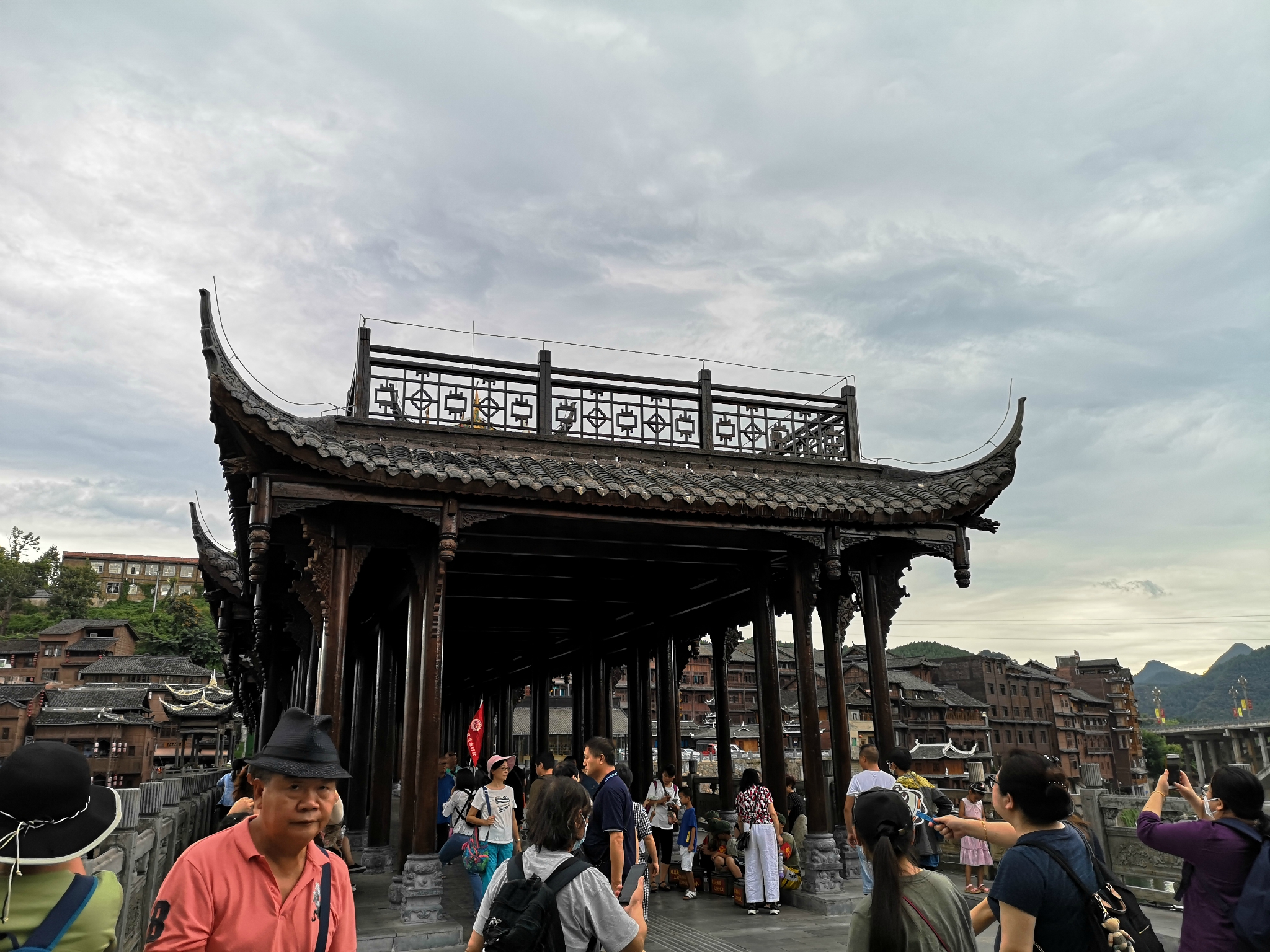 侗族风格的建筑.各式风格的建筑组合在一起.古镇入口处的廊桥