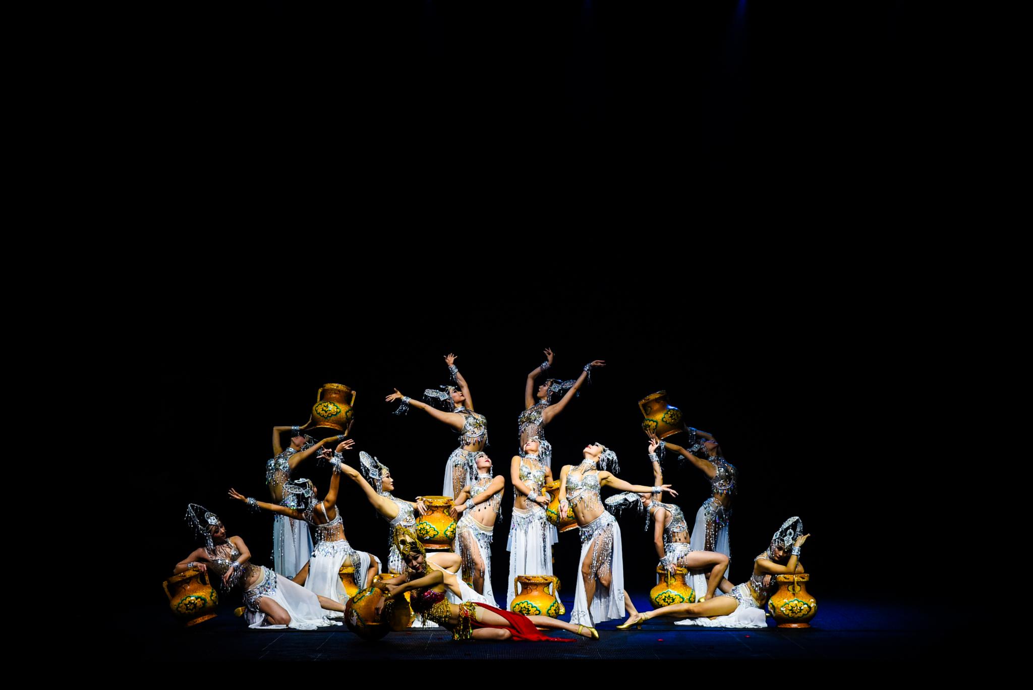 溪水般的沙流淌而下,在流光溢彩的舞台上形成了达300平方米的巨大沙画