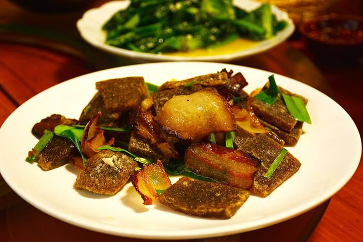 下图也是镇远的一道特色菜,腊肉炒蕨根粑粑,据说那个粑粑是用蕨根汁