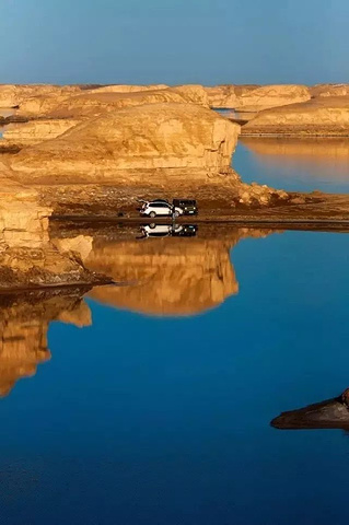 "非常值得到此一游。柴达木盆地的水上雅丹是一处别处不可见的奇特地貌。 并以千年风沙吹出来的雅丹地貌闻名_柴达木盆地"的评论图片