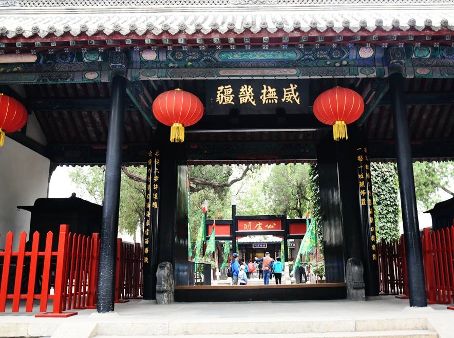 直隶总督署建筑主要坐落在督署的中轴线上,大门内的主要建筑自南而北