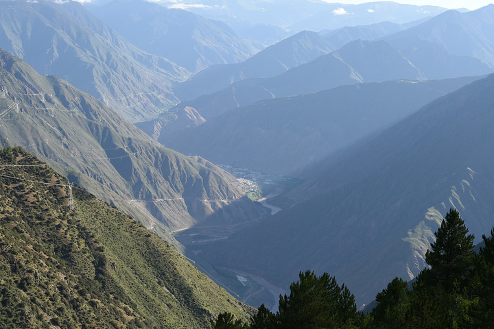 "徒步的、骑自行车的，开摩托卡的、自驾的、还有那一群开霸道的，形成了川藏线上最美的风景_觉巴山"的评论图片