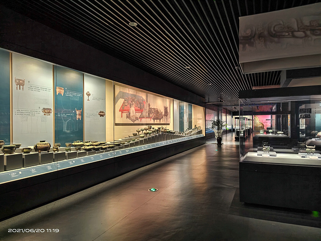 "博物馆是一座古色古香的仿古式高层建筑，为汉唐风格，地下一层、地上五层，是滕州的标志性建筑。滕州博物馆_滕州市博物馆"的评论图片