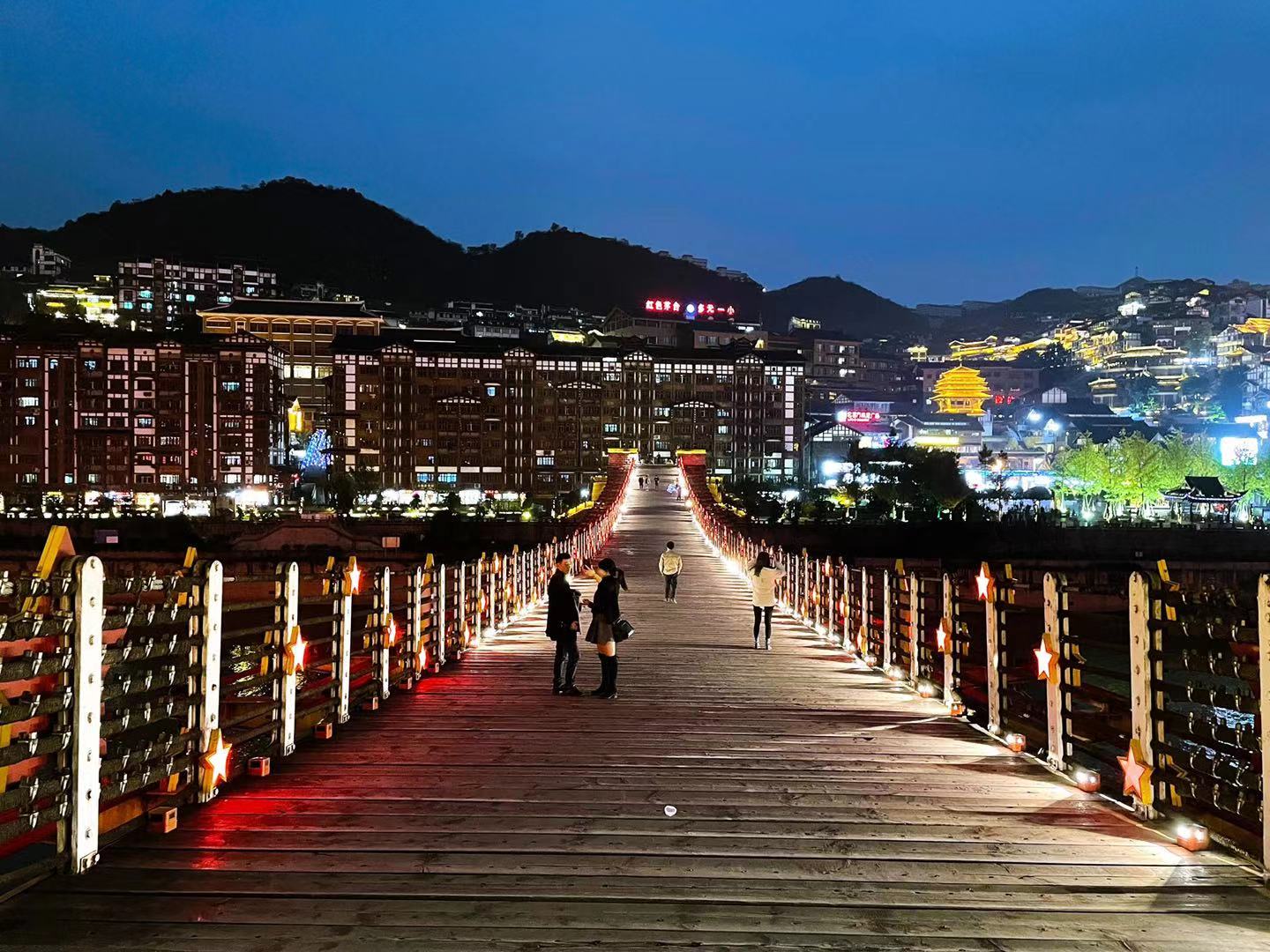 到了茅台镇就不得不看看茅台镇的夜景晚上一片灯火辉煌站在观景台上