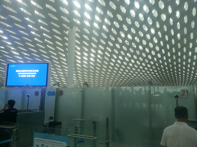 "深圳宝安国际机场是我非常喜欢的一个国内机场，面积很大，环境非常干净，安检的时候效率也很高_宝安国际机场"的评论图片