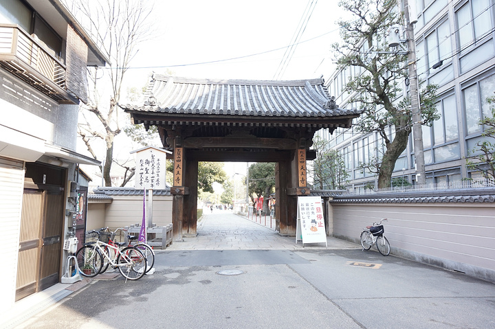 21四天王寺是593年由圣德太子所建立的日本佛教最早的寺院 因此它也是日本最古老的官家寺院 四天王寺 评论 去哪儿攻略