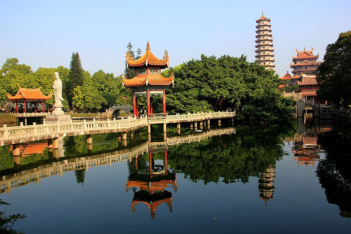 "和一般的寺院一样，西禅寺内也有放生池，池子里面有非常多的鱼和乌龟。巍峨矗立的报恩塔。图片来自网络_西禅寺"的评论图片