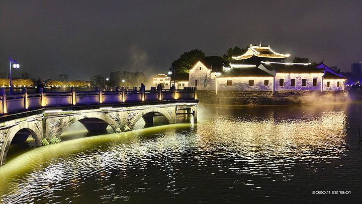 烟水亭,位于江西省九江市长江南岸的甘棠湖中,为江西省九江市著名景点
