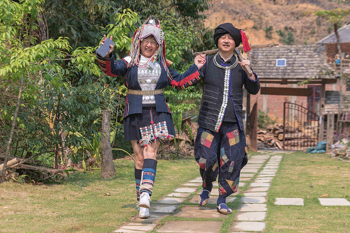 穿哈尼族男女的衣服,裤子以及女士戴头饰都没多大问题,但男士脑壳包