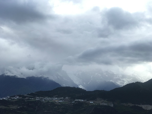 "...里雪山，磅礴有气势，第一眼看到时，很震撼，乃至后来再看到稻城亚丁的神山时，总觉得比不上梅里雪山_飞来寺"的评论图片