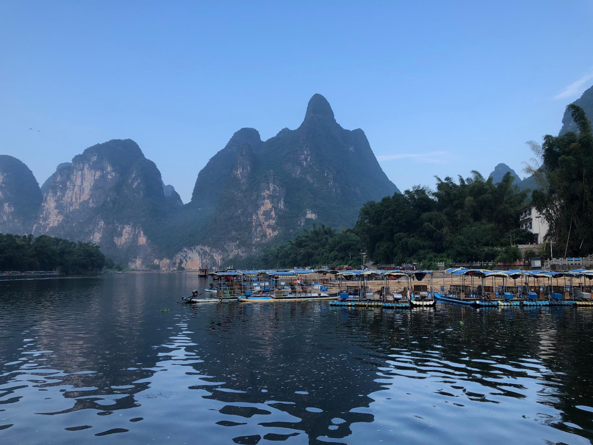 桂林山水的精华区域就是在漓江去桂林玩的没一个不去漓江的漓江的竹筏