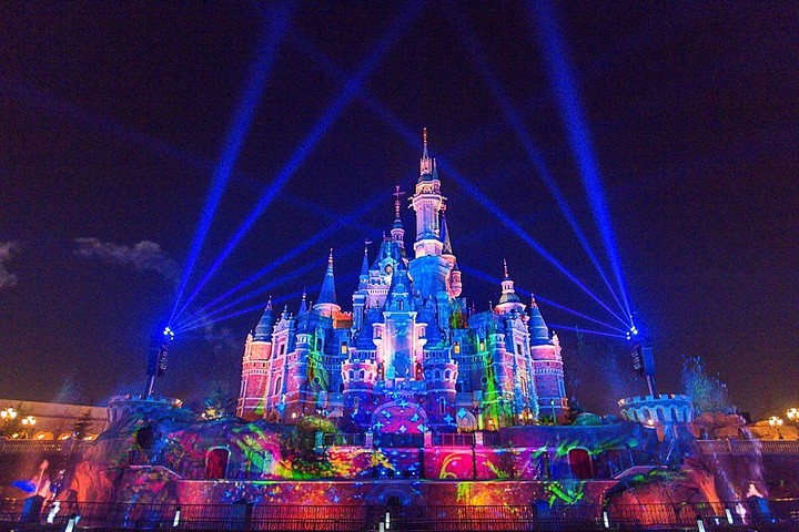 2021尤其迪士尼的夜景,赶上烟花更加漂亮哦.