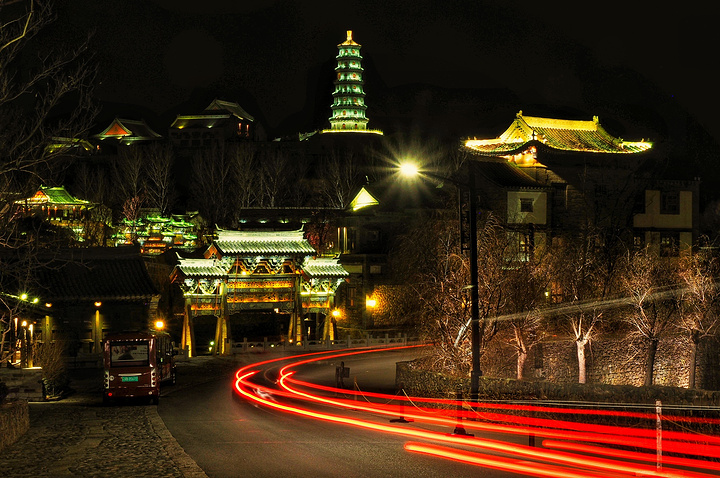 "​从古北口饭店出来就是古北口水镇了，这里可是京城人民近郊游玩最好地方。夜景照片感谢梁老师提供_古北水镇"的评论图片