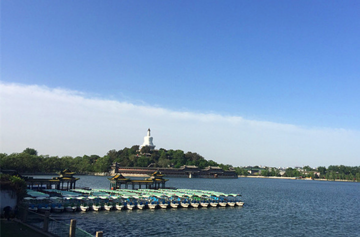 北海公园在城内景山西侧,在故宫的西北面,与中海,南海合称三海.