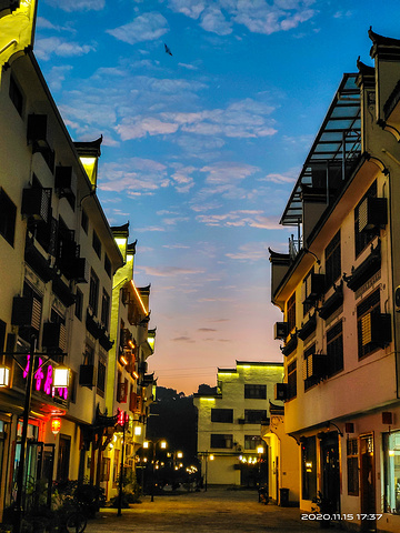 "婺源江湾夜景。婺源江湾夜景。晚上在江湾品尝江湾口水鱼、马南头野菜。婺源江湾云水湾民宿客栈_江湾景区"的评论图片