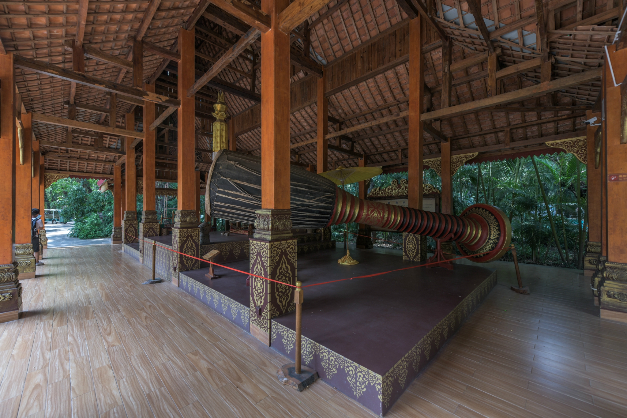 在曼听公园通过游览傣王宫遗址可以学习到很多与傣族有关的历史文化