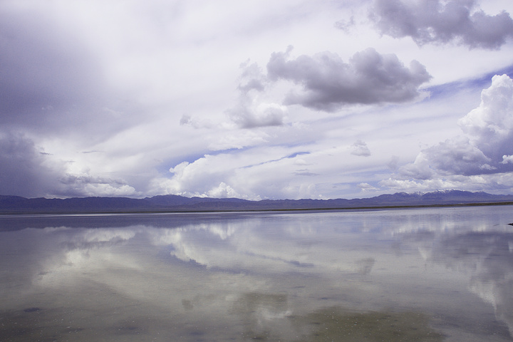 "而且最好是连续几天都是晴天之后前来，此时湖水结晶度很高，会看到洁白的盐湖上覆盖一层薄薄的卤水，..._茶卡盐湖"的评论图片