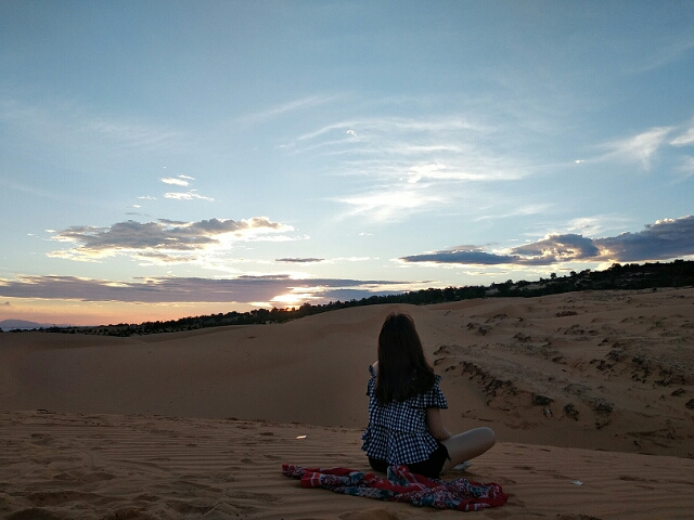 "门票：0元这里可以看见美奈独有的一半海水一半沙漠，美奈最爱还是红沙丘。红沙丘坐着看日落很惬意_红沙丘"的评论图片