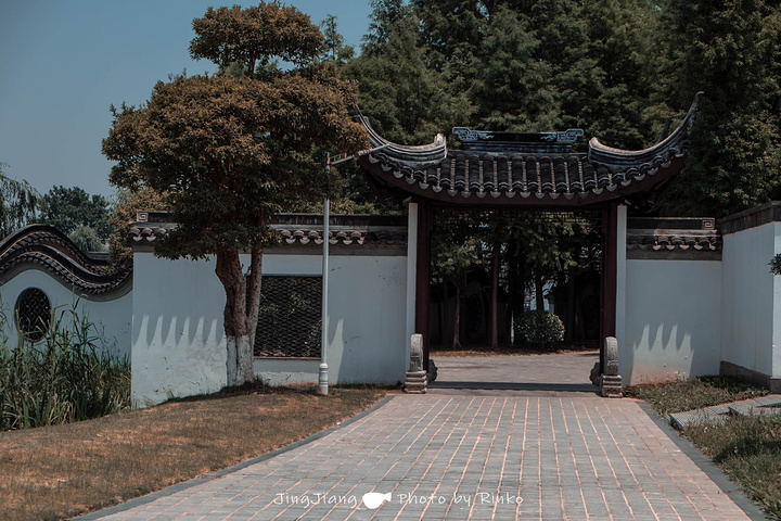 丽园距离岳庙并不远,都在生祠镇,丽园的售票处在大门对面的大厅内