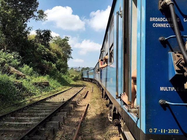"其实斯里兰卡的海上小火车很早之前就已经很红了，是游客前往斯里兰卡旅行必须打卡的一个景点。图片来自网络_茶园火车"的评论图片