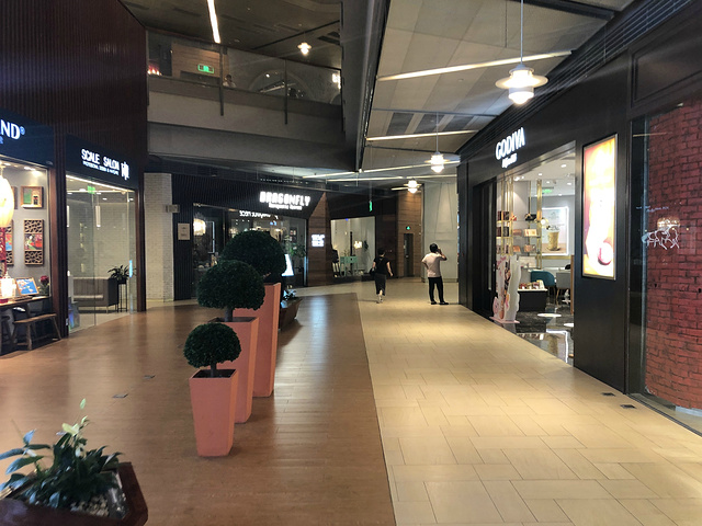 这个商场的环境还挺不错的,店铺的数量也很多,常规的品牌店铺少了点