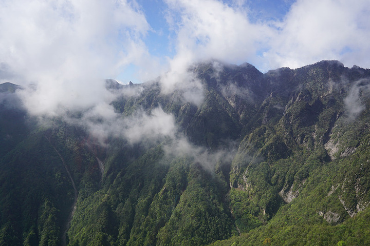 "苍山十九峰十八溪，我们去的就是最高的马龙峰。好在我们去的正好逢上苍山杜鹃开放的好时节_苍山"的评论图片