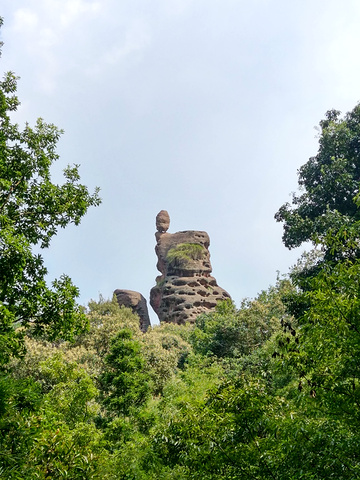 5个小时.按照游览图从好汉坡上山.神奇的石头,奇形怪状,赭红色