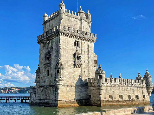 "贝伦塔——它是葡萄牙古老建筑之一，此塔不仅是见证葡萄牙曾经辉煌的历史遗迹，它的独特建筑风格和其..._贝伦塔"的评论图片