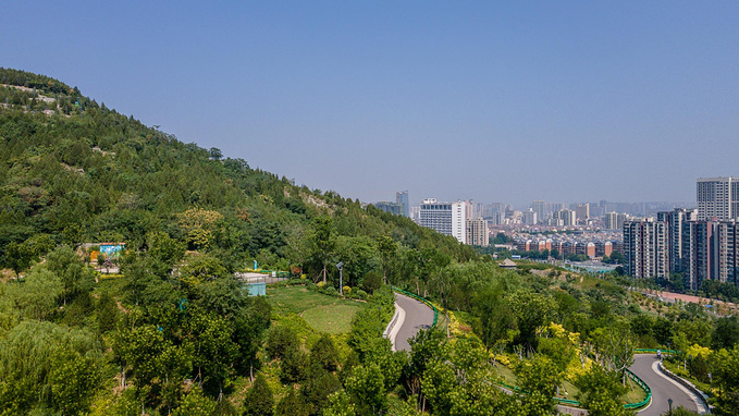 济南茂岭山山体公园茂岭山徒步济南茂岭山,坐拥城市又直面山野.